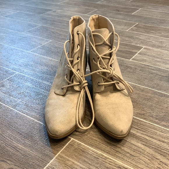 JustFab cream pointed heel boot 9.5 - Picture 2 of 5